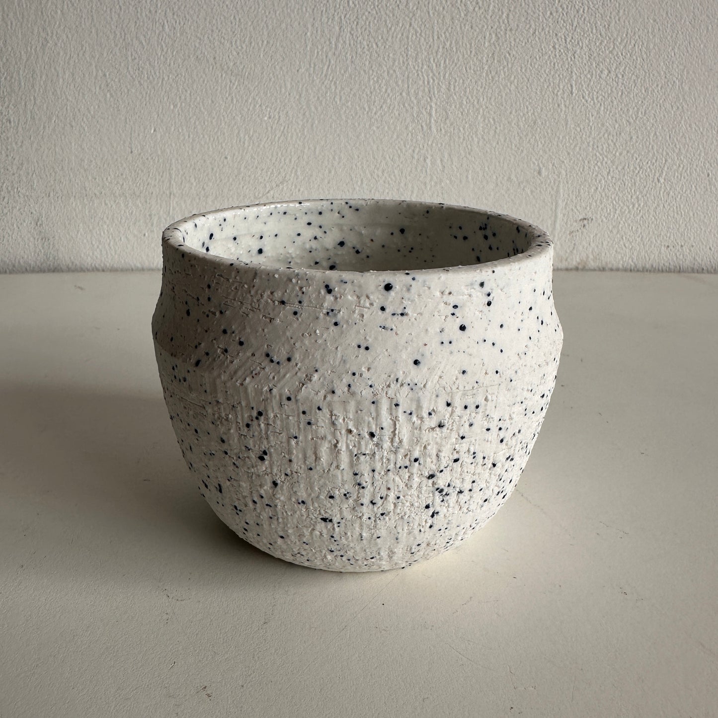 PL005 WHITE WITH BLUE SPECKLES PLANTER
