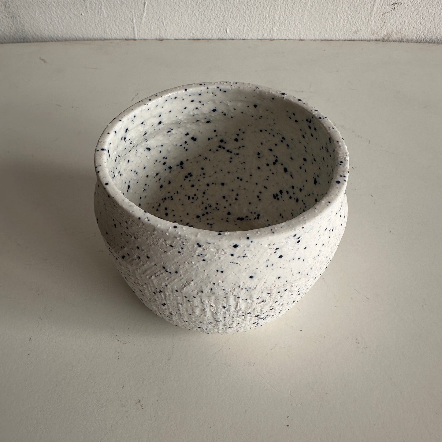 PL005 WHITE WITH BLUE SPECKLES PLANTER