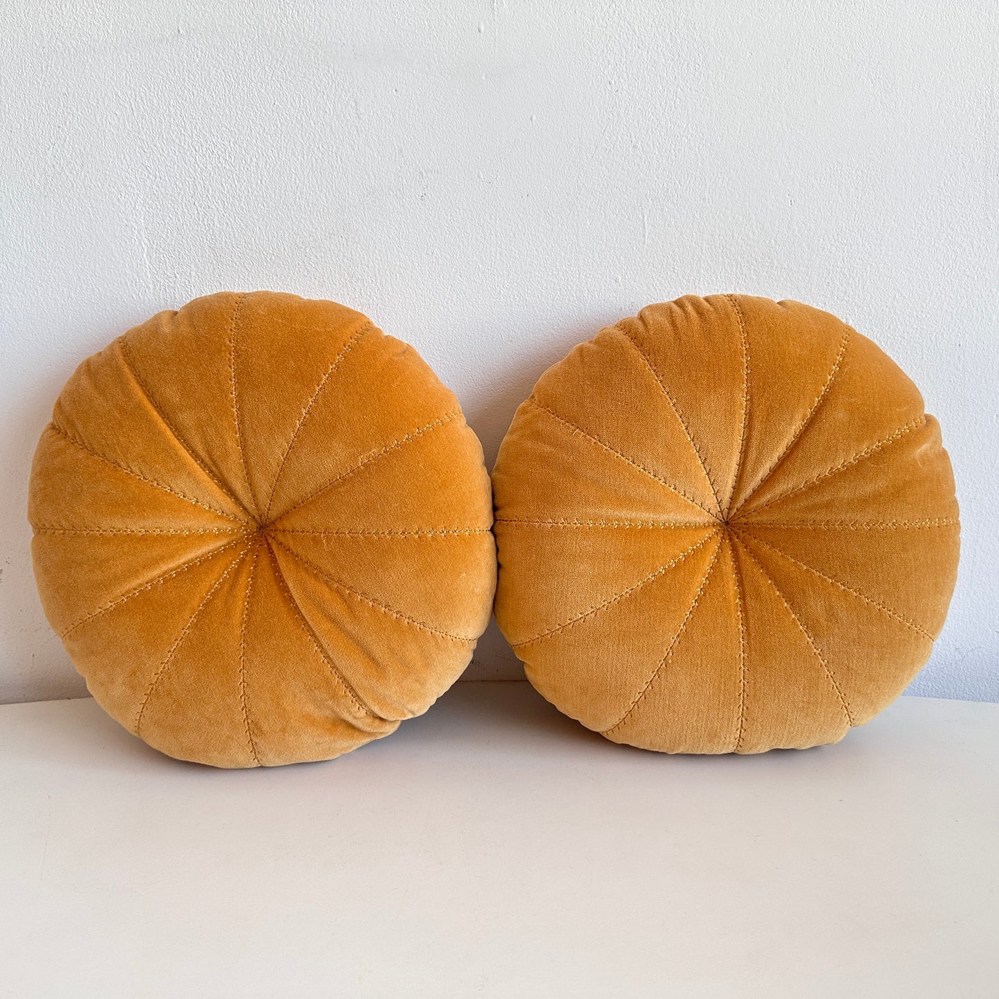 PW022 PAIR OF GOLD VELVET ROUND PILLOWS