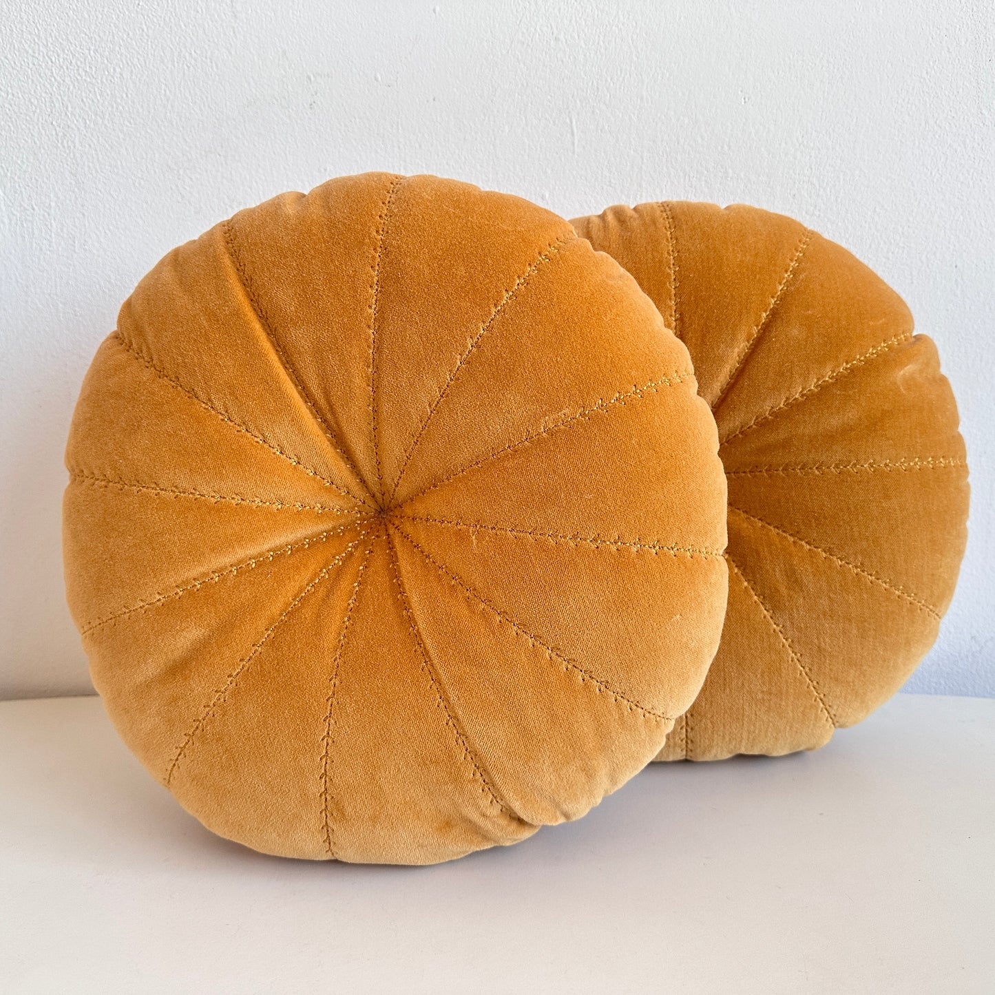 PW022 PAIR OF GOLD VELVET ROUND PILLOWS