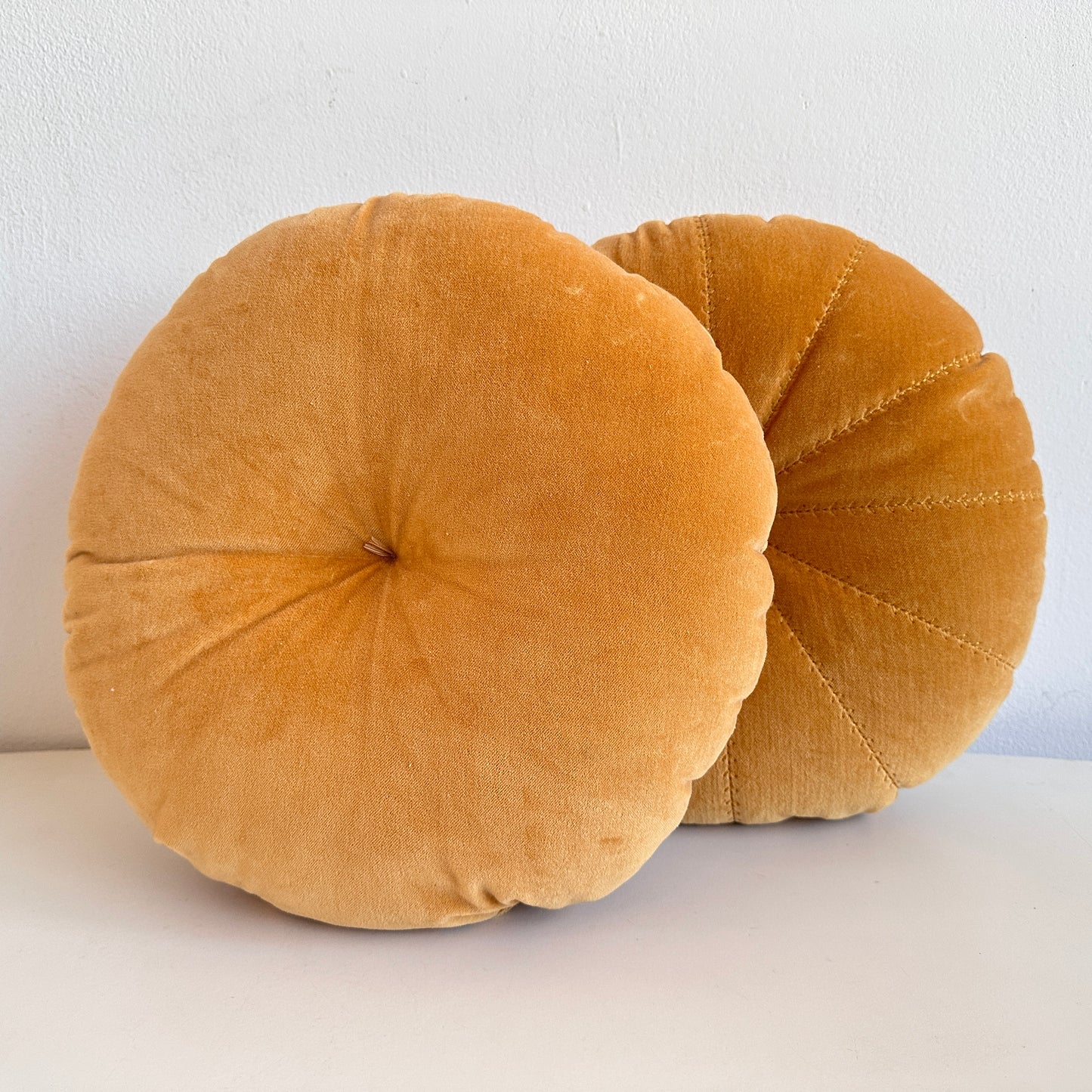 PW022 PAIR OF GOLD VELVET ROUND PILLOWS