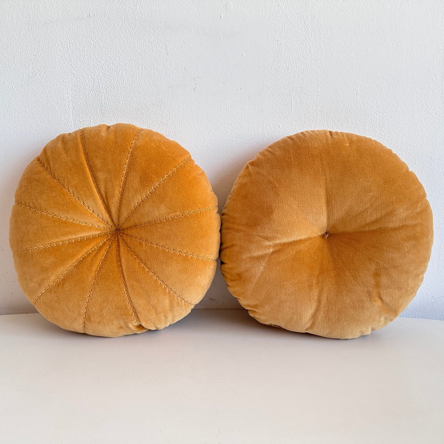 PW022 PAIR OF GOLD VELVET ROUND PILLOWS