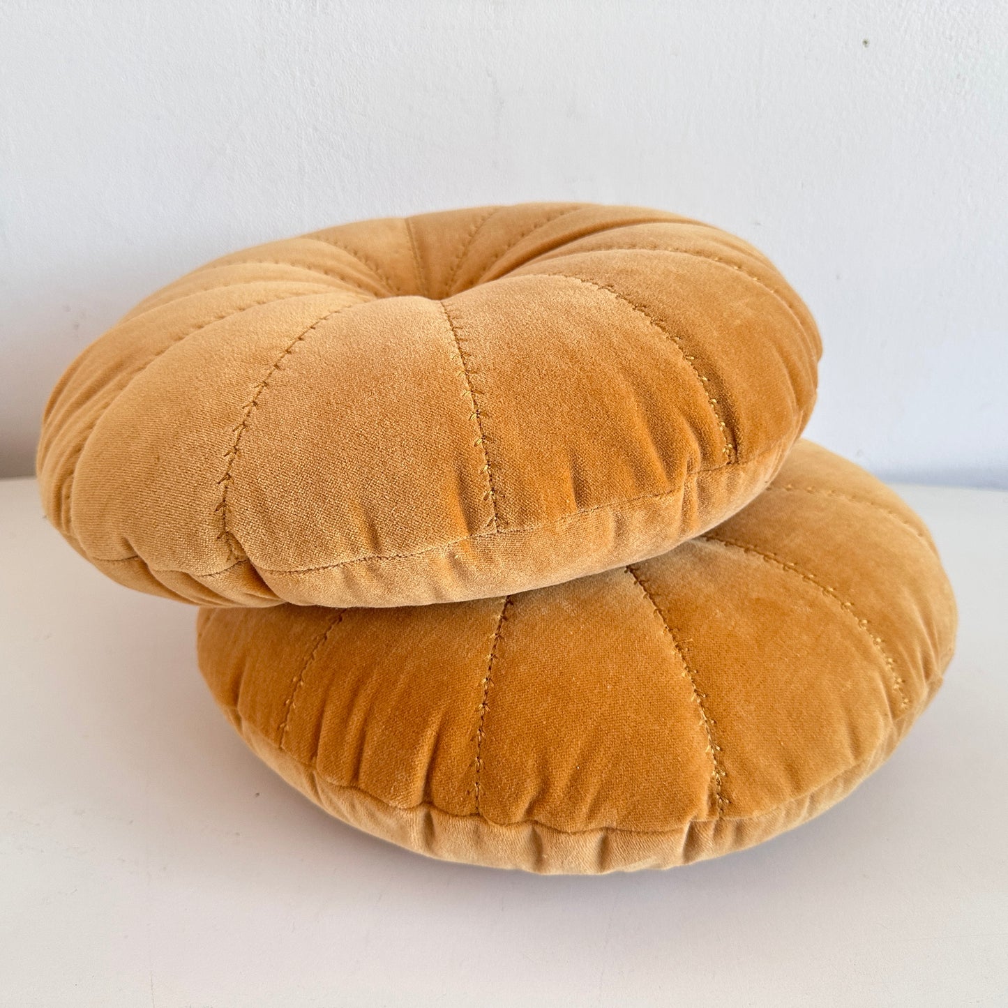 PW022 PAIR OF GOLD VELVET ROUND PILLOWS