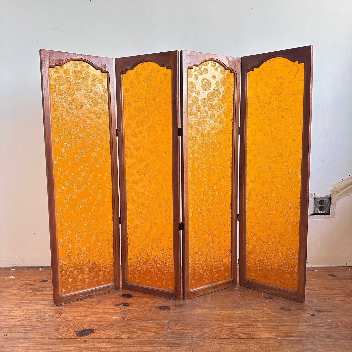 SC001 ORANGE PLASTIC AND WOOD 4 PANEL FOLDING SCREEN