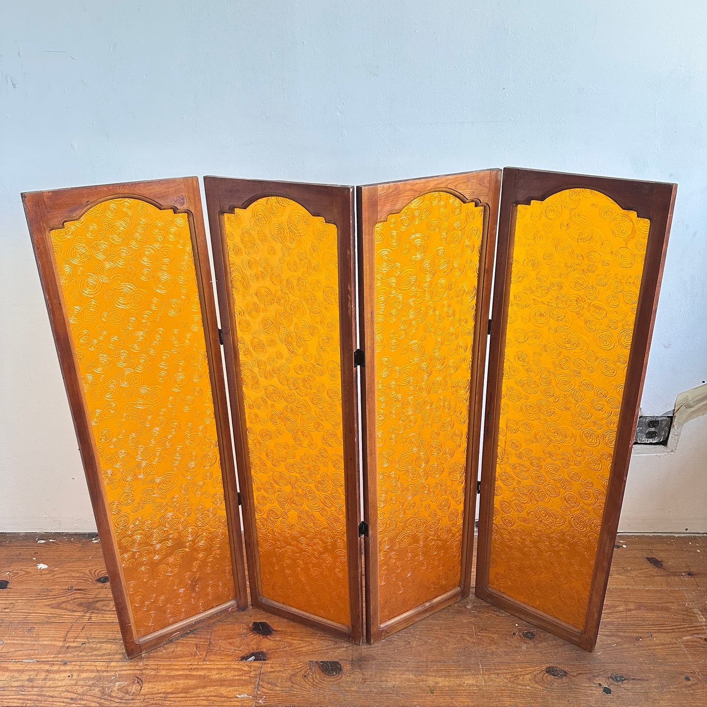 SC001 ORANGE PLASTIC AND WOOD 4 PANEL FOLDING SCREEN