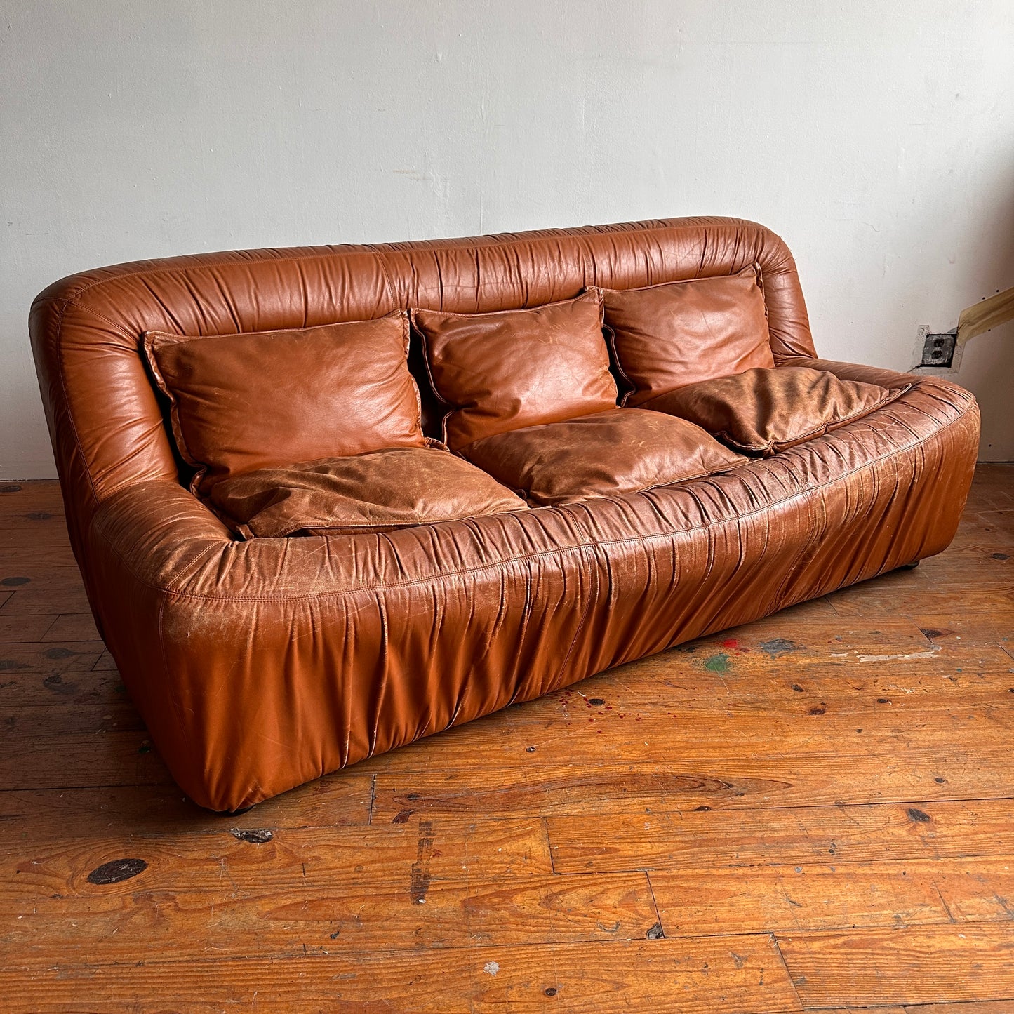SF002 SPACE AGE ITALIAN RUCHED LEATHER SOFA