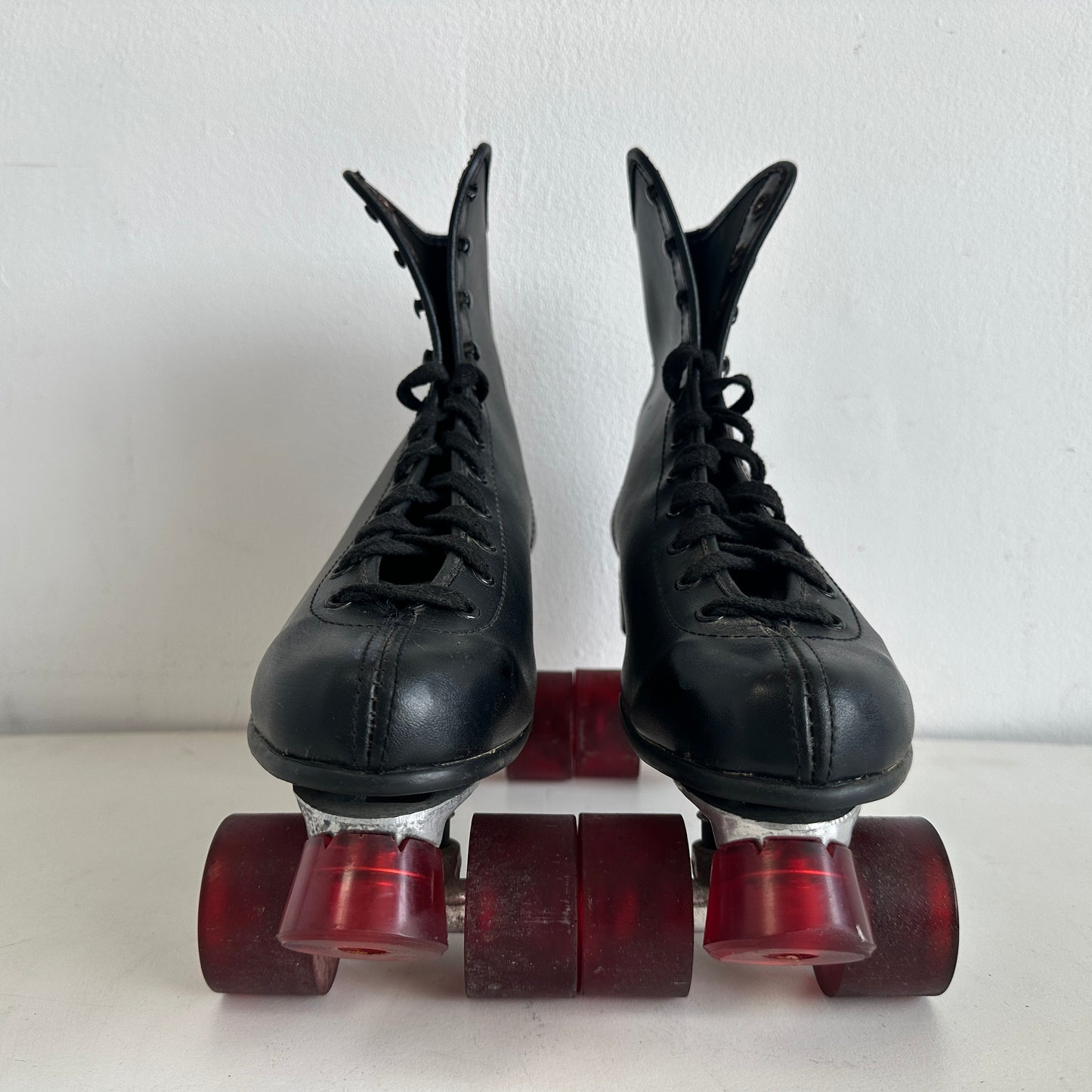 SP007 MEN'S SIZE 10 BLACK & RED ROLLER SKATES