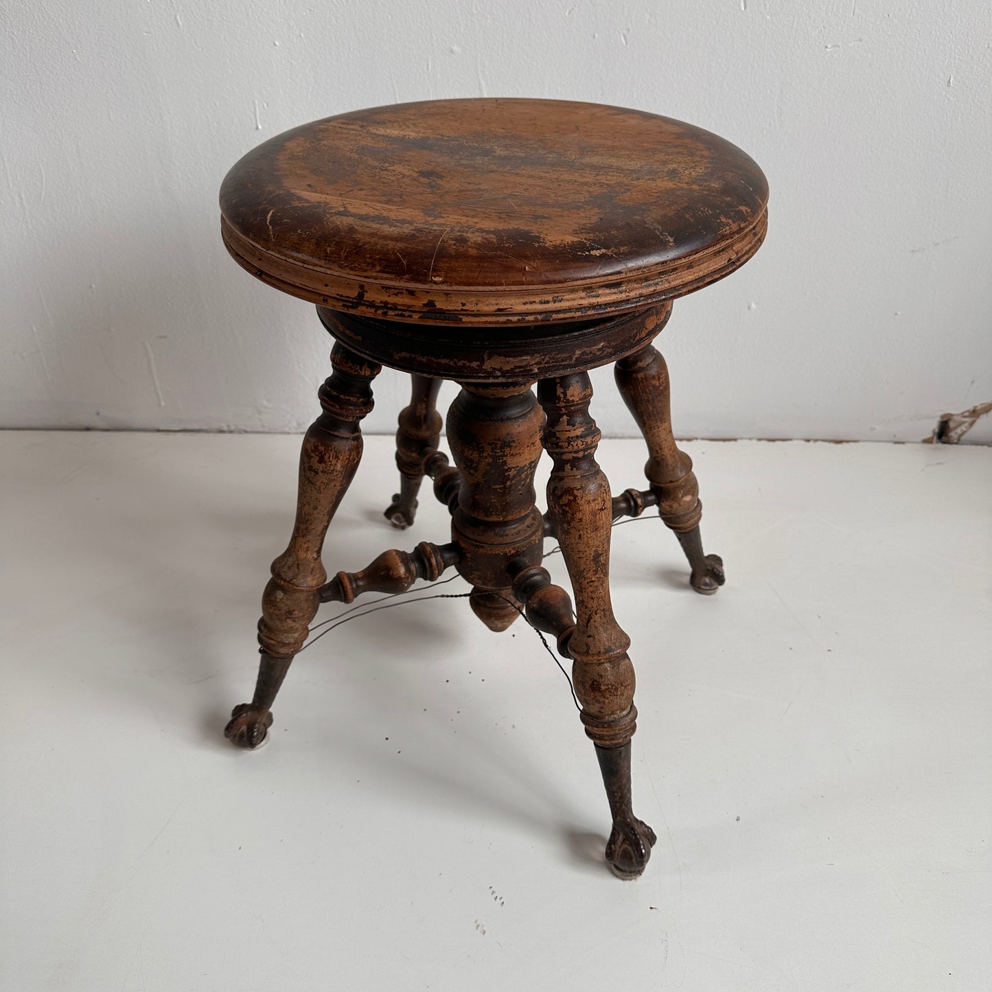 ST012 CLAWFOOT ADJUSTABLE STOOL