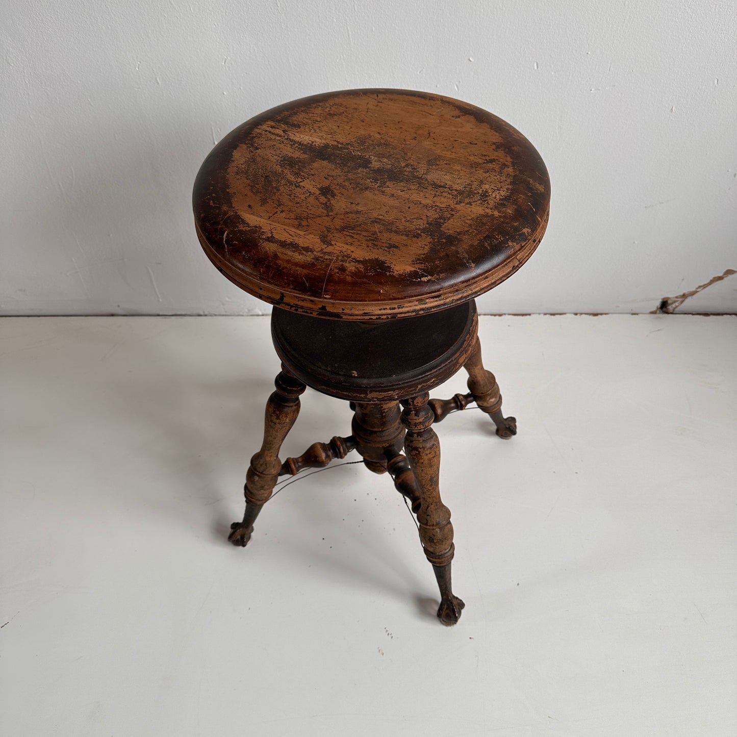 ST012 CLAWFOOT ADJUSTABLE STOOL