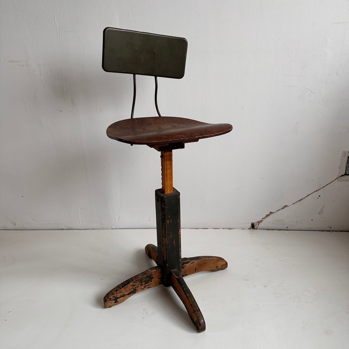 ST016 ADJUSTABLE WOODEN STOOL
