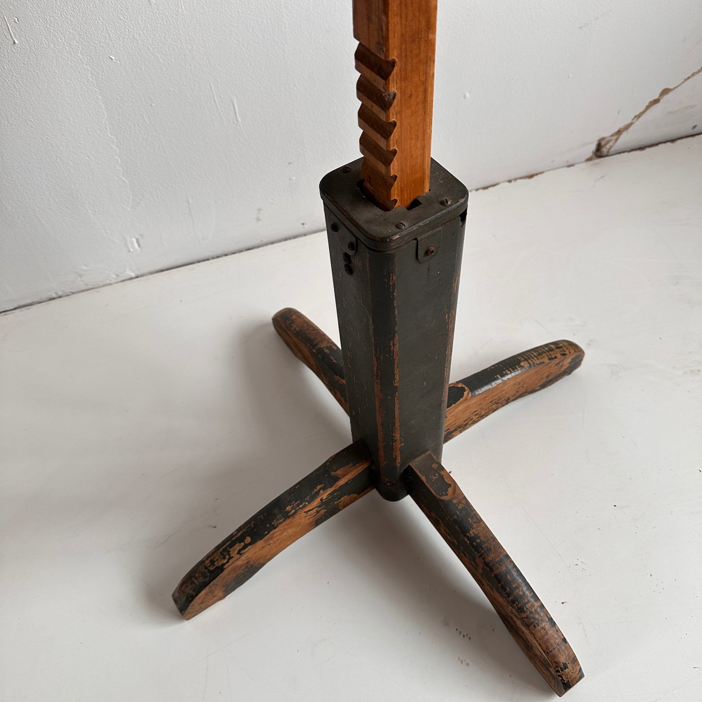 ST016 ADJUSTABLE WOODEN STOOL