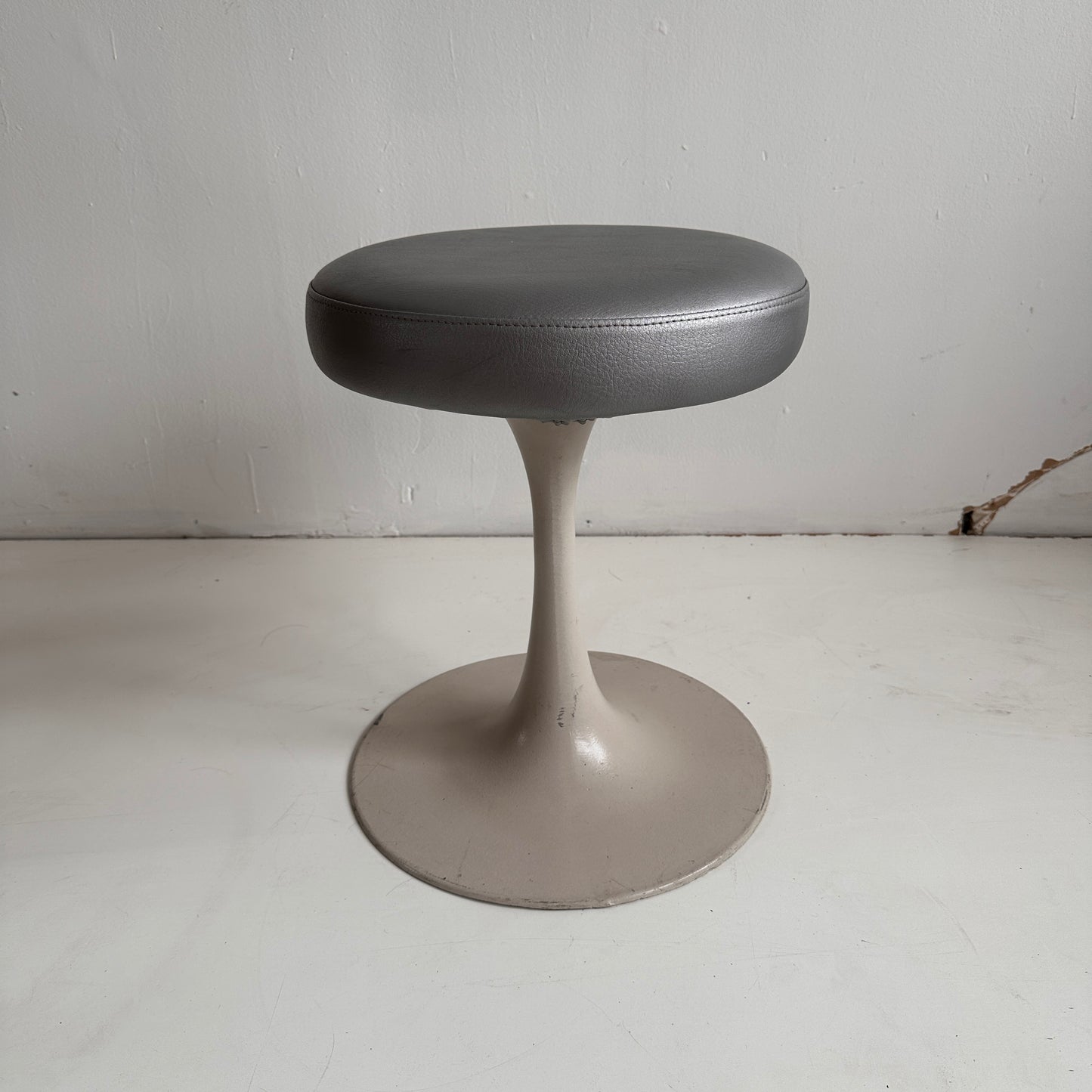 ST018 SILVER KNOLL TULIP STOOL