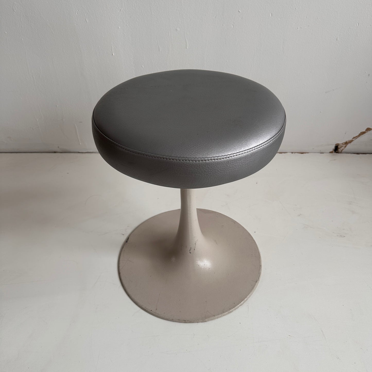ST018 SILVER KNOLL TULIP STOOL