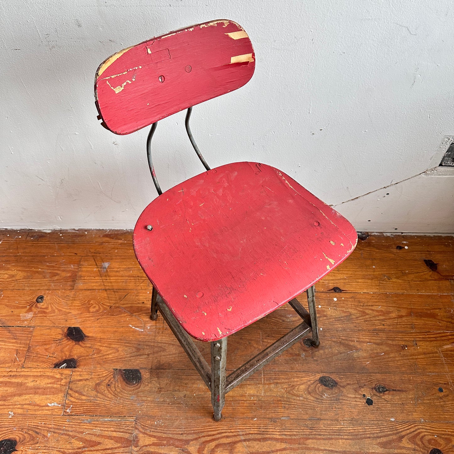 ST023 DISTRESSED RED SHOP STOOL