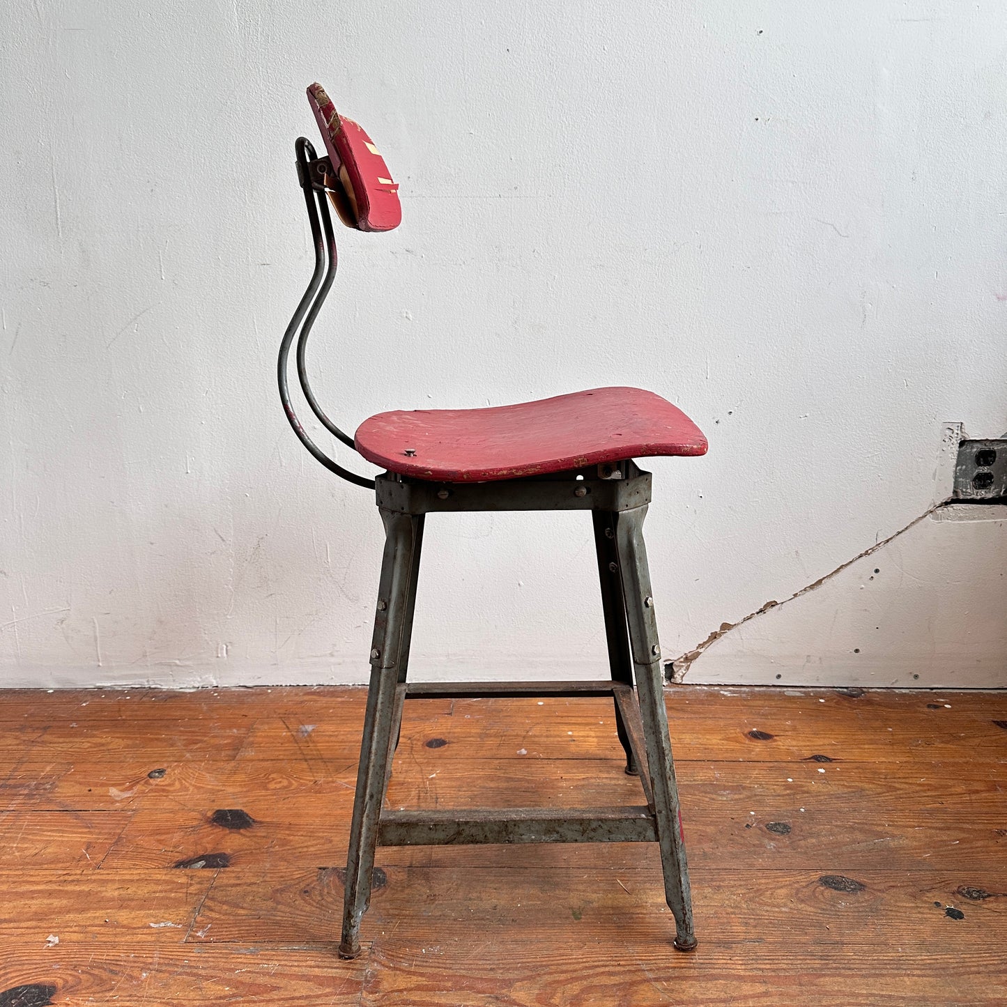 ST023 DISTRESSED RED SHOP STOOL