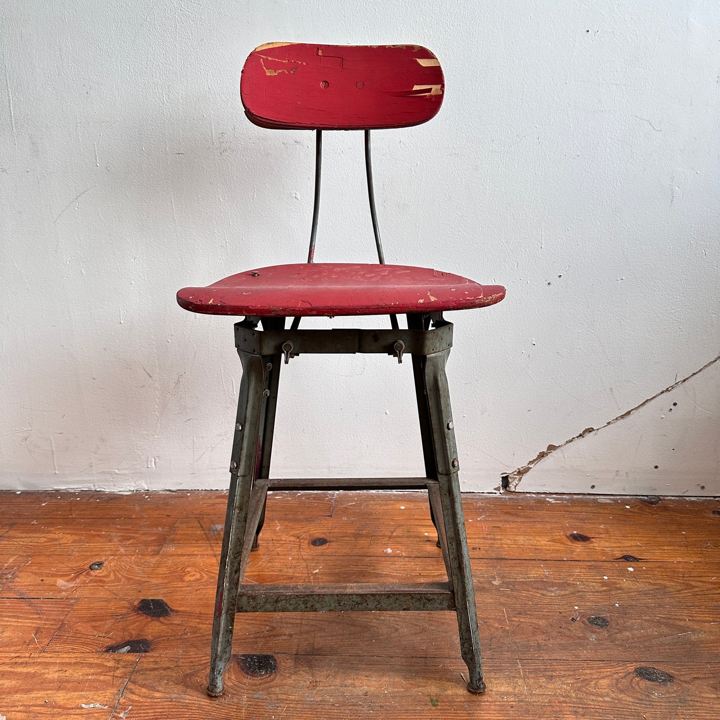 ST023 DISTRESSED RED SHOP STOOL