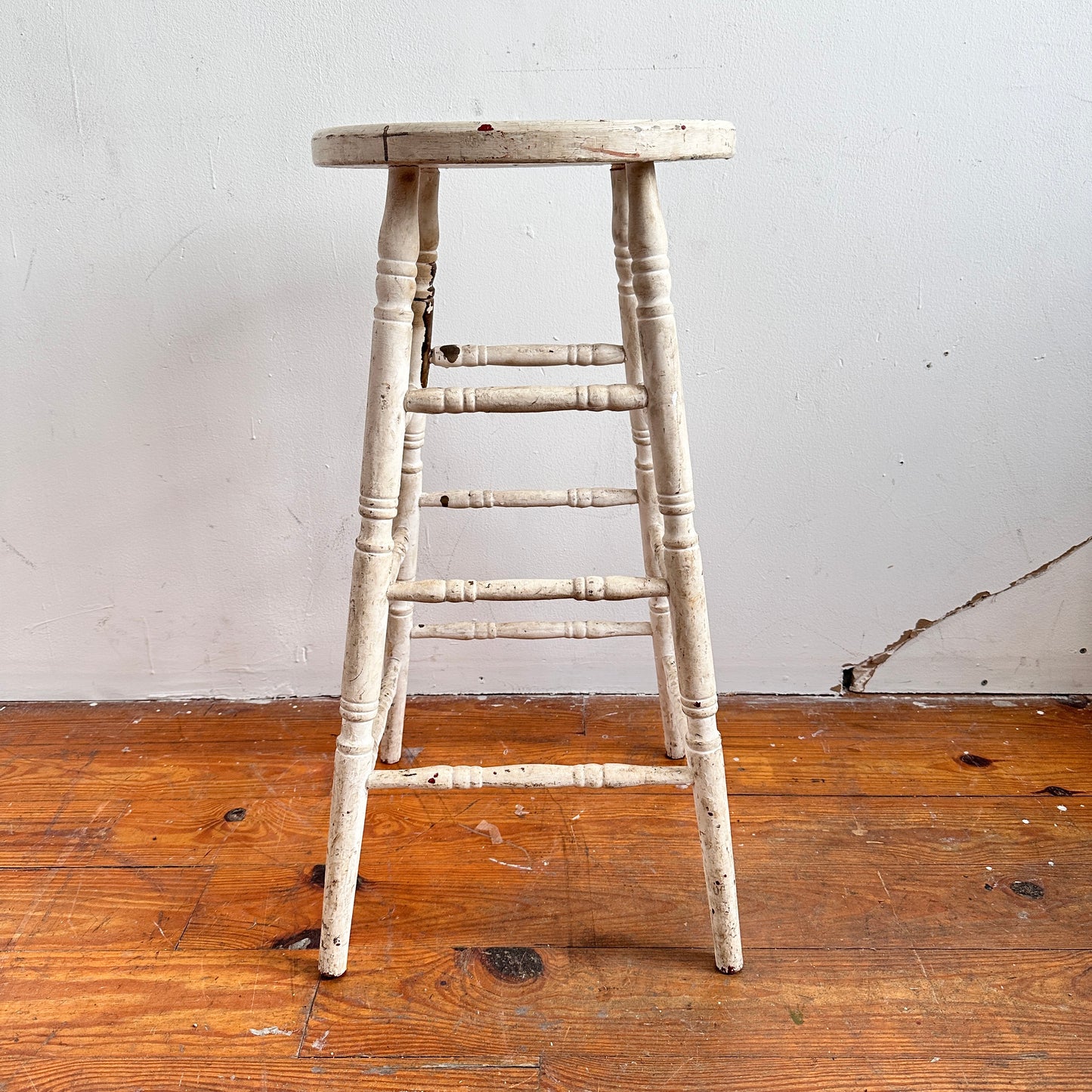 ST024 DISTRESSED WHITE STOOL