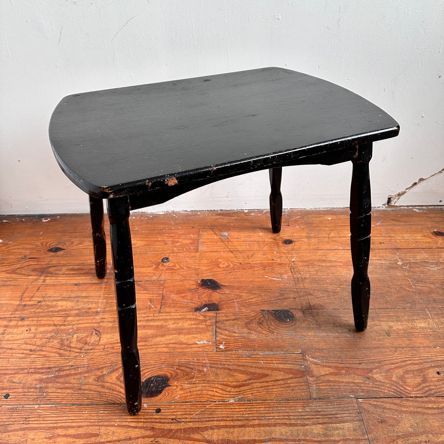 TB016 BLACK WOODEN SIDE TABLE