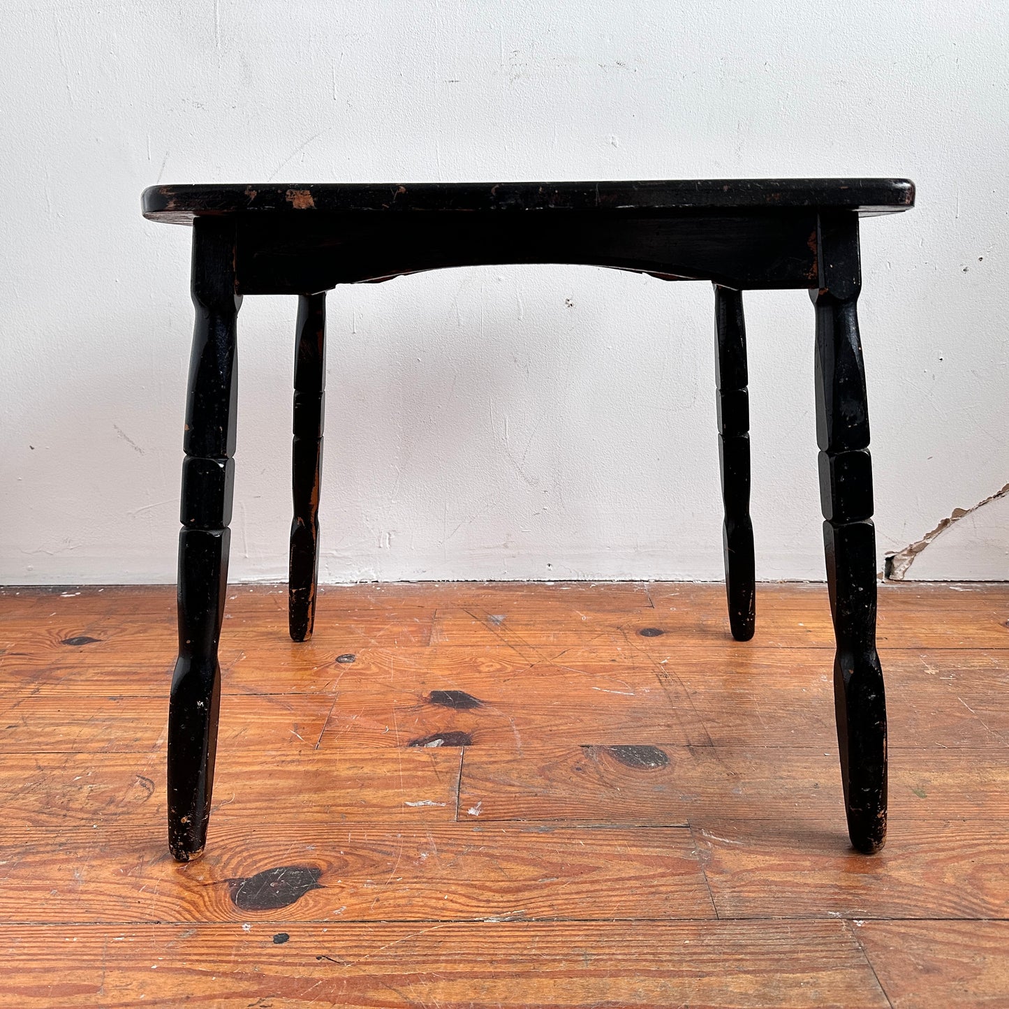 TB016 BLACK WOODEN SIDE TABLE
