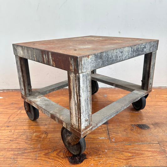 TB020 LOW RUSTY METAL ROLLING SIDE TABLE CART