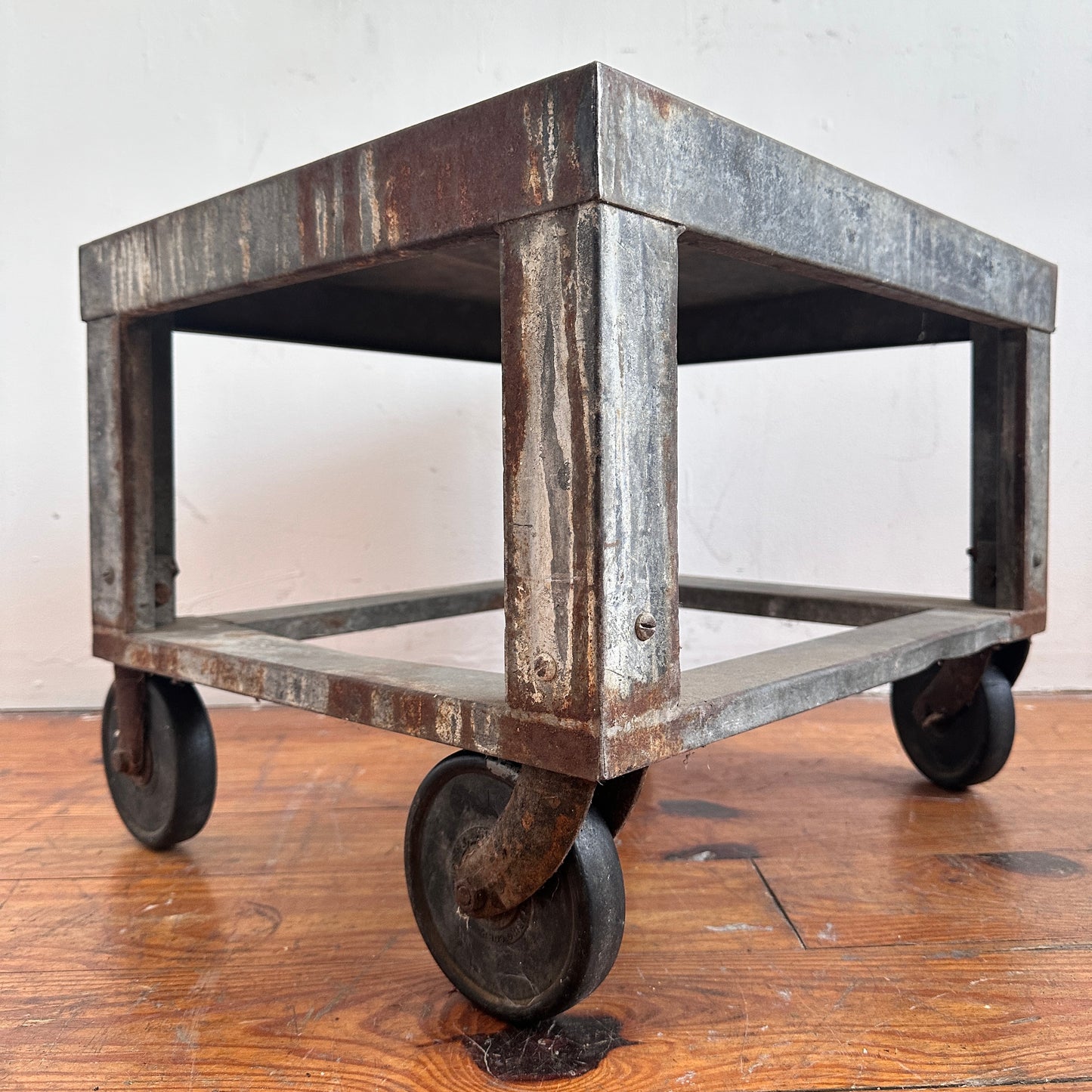 TB020 LOW RUSTY METAL ROLLING SIDE TABLE CART