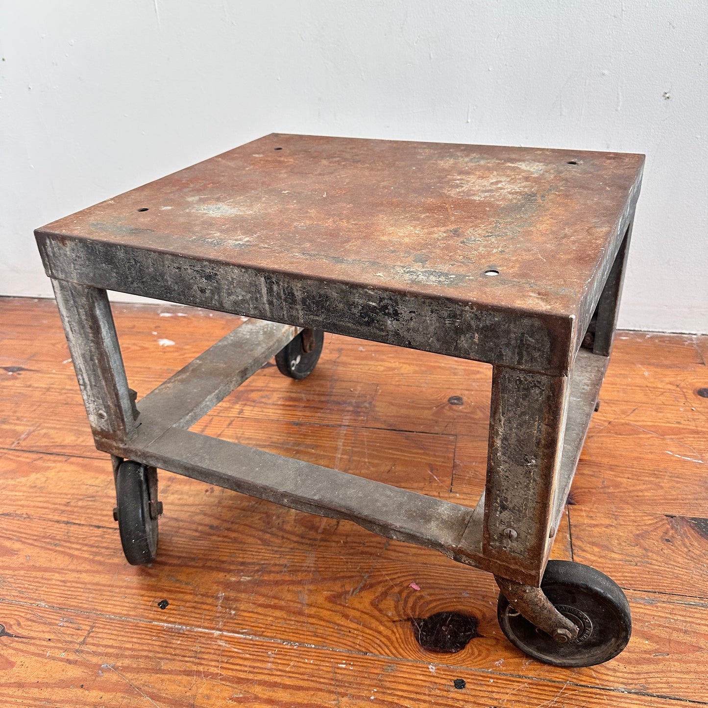 TB020 LOW RUSTY METAL ROLLING SIDE TABLE CART