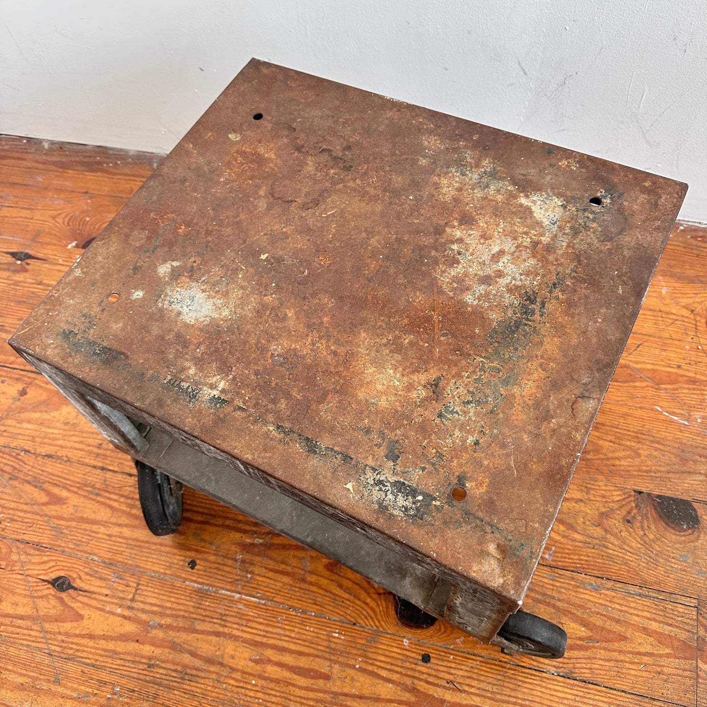 TB020 LOW RUSTY METAL ROLLING SIDE TABLE CART