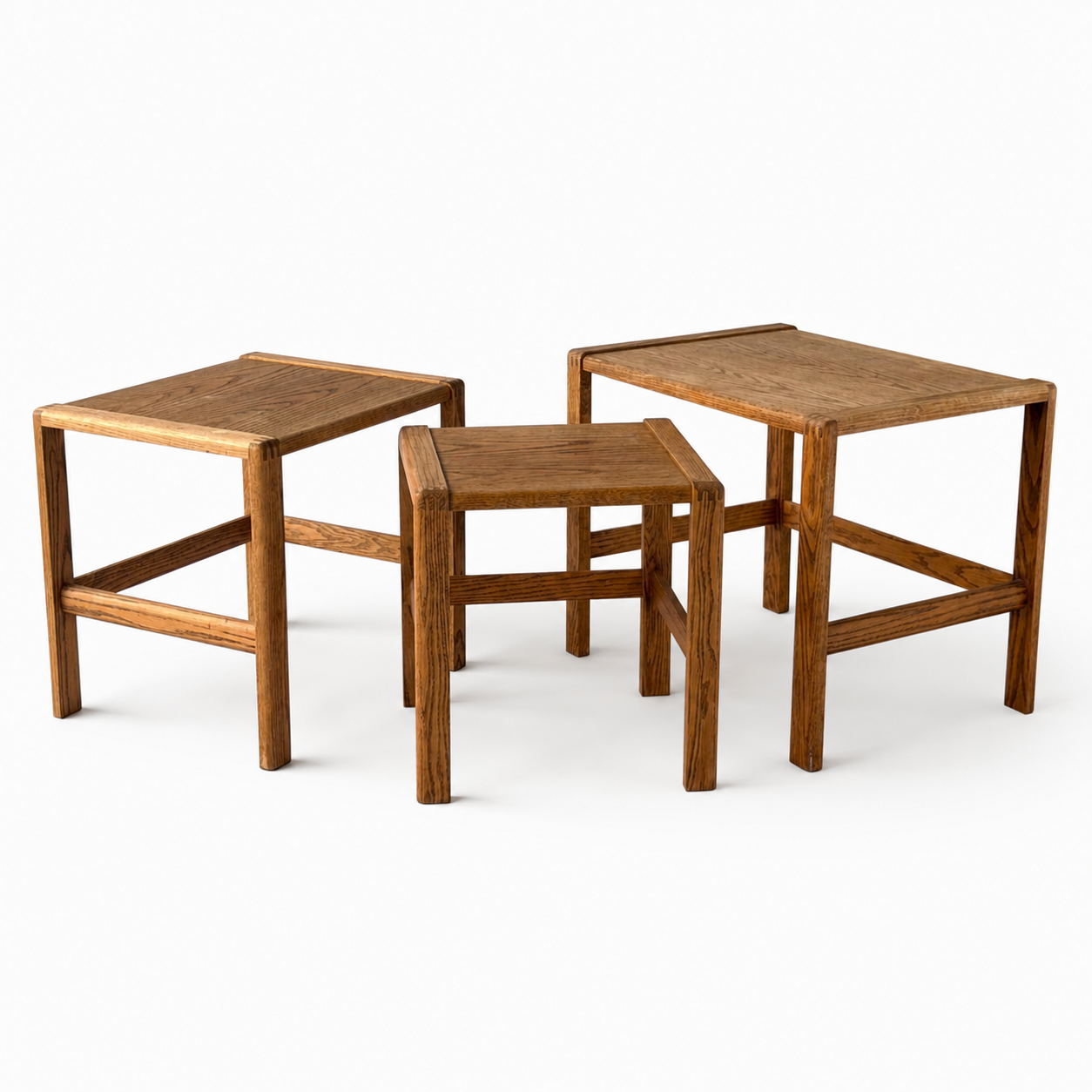 TB036 SET OF THREE RECTANGULAR OAK NESTING SIDE TABLES
