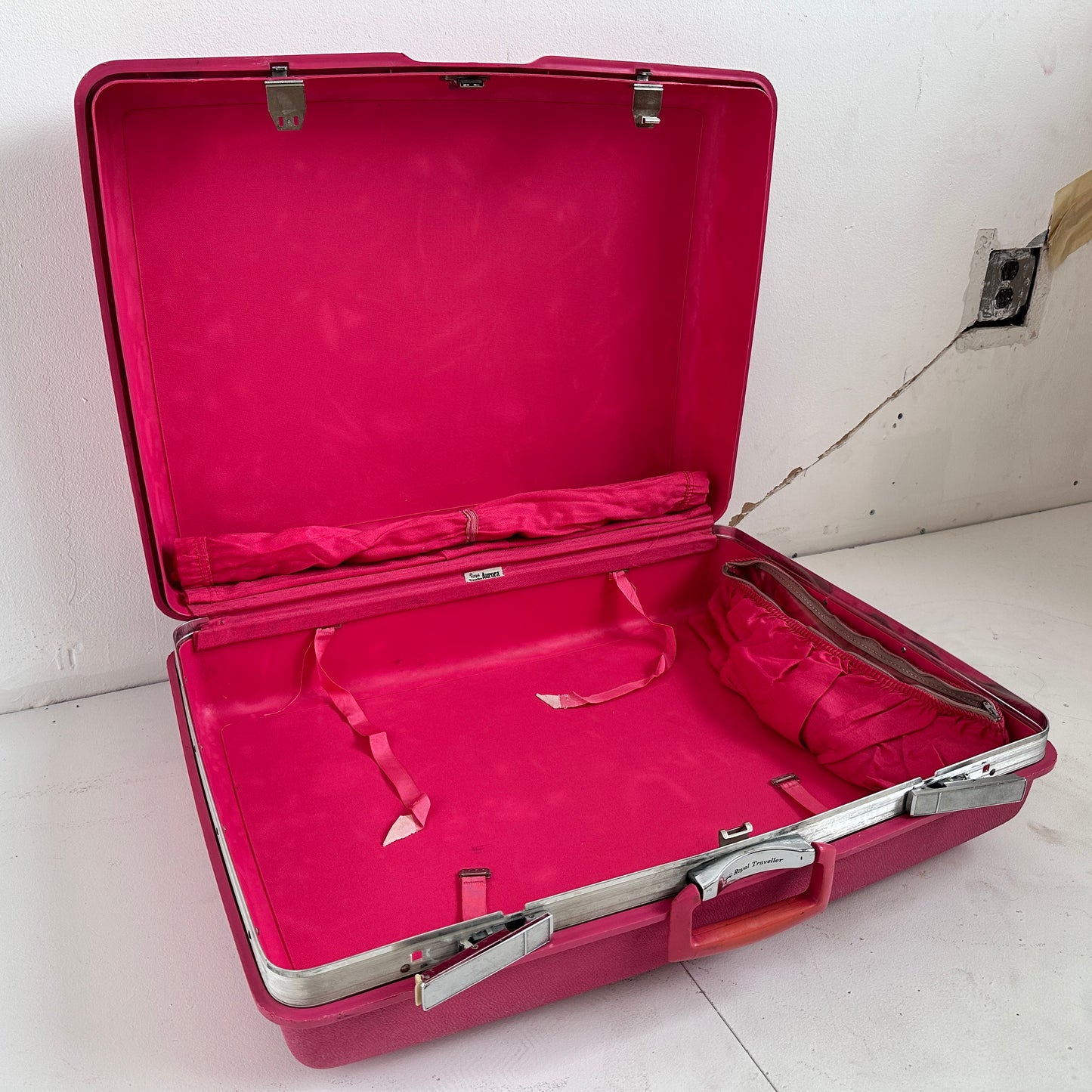 TL004 ROYAL PINK SUITCASE