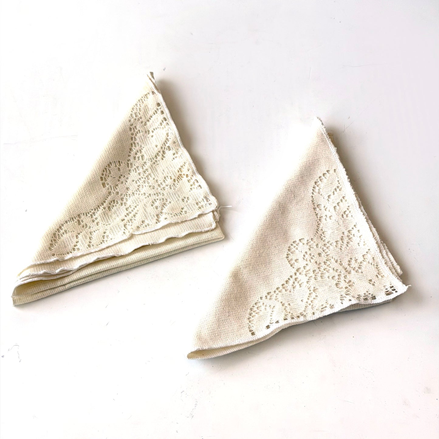 TL010 PAIR OF CREAM FLORAL LACE NAPKINS