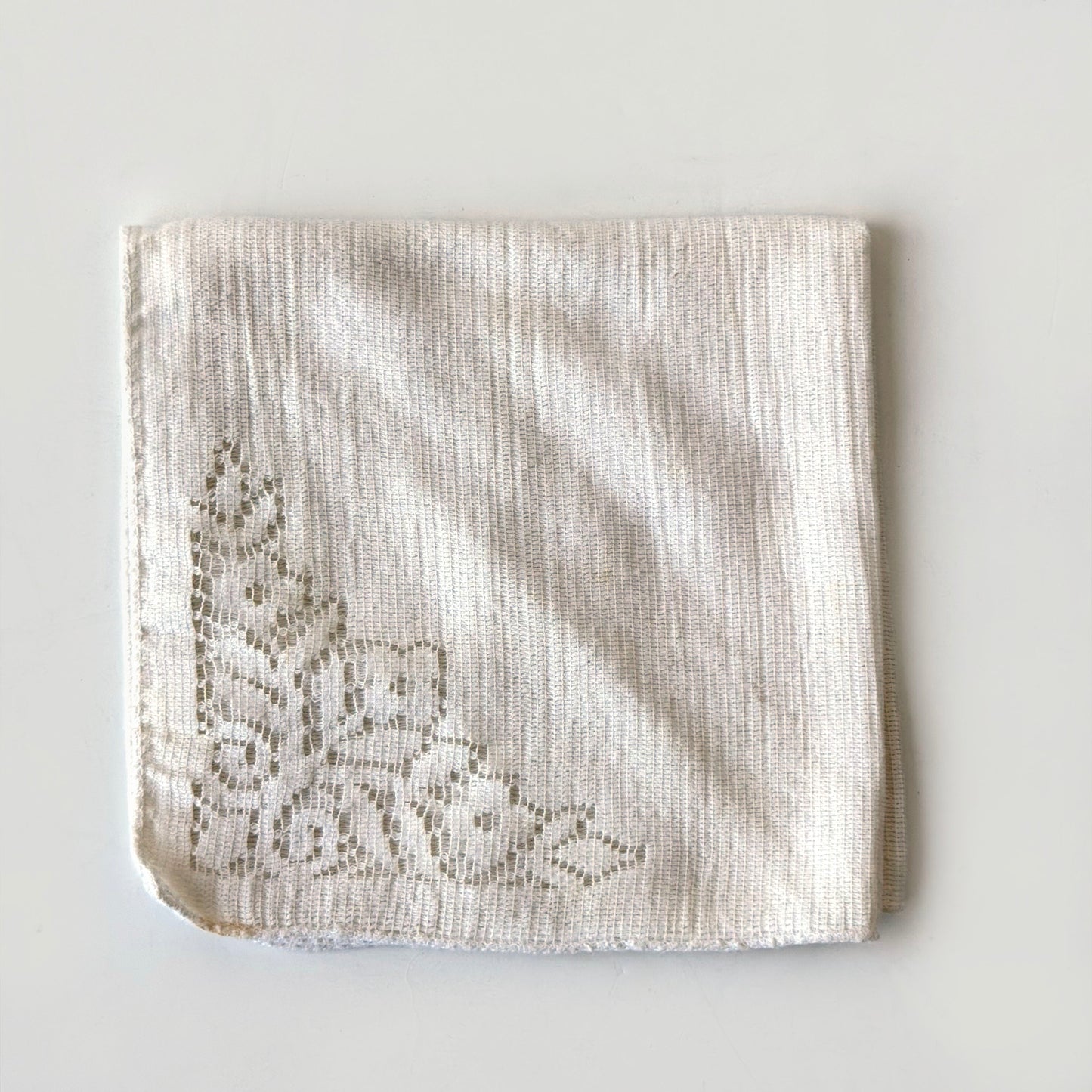 TL011 SINGLE WHITE FLORAL LACE NAPKIN