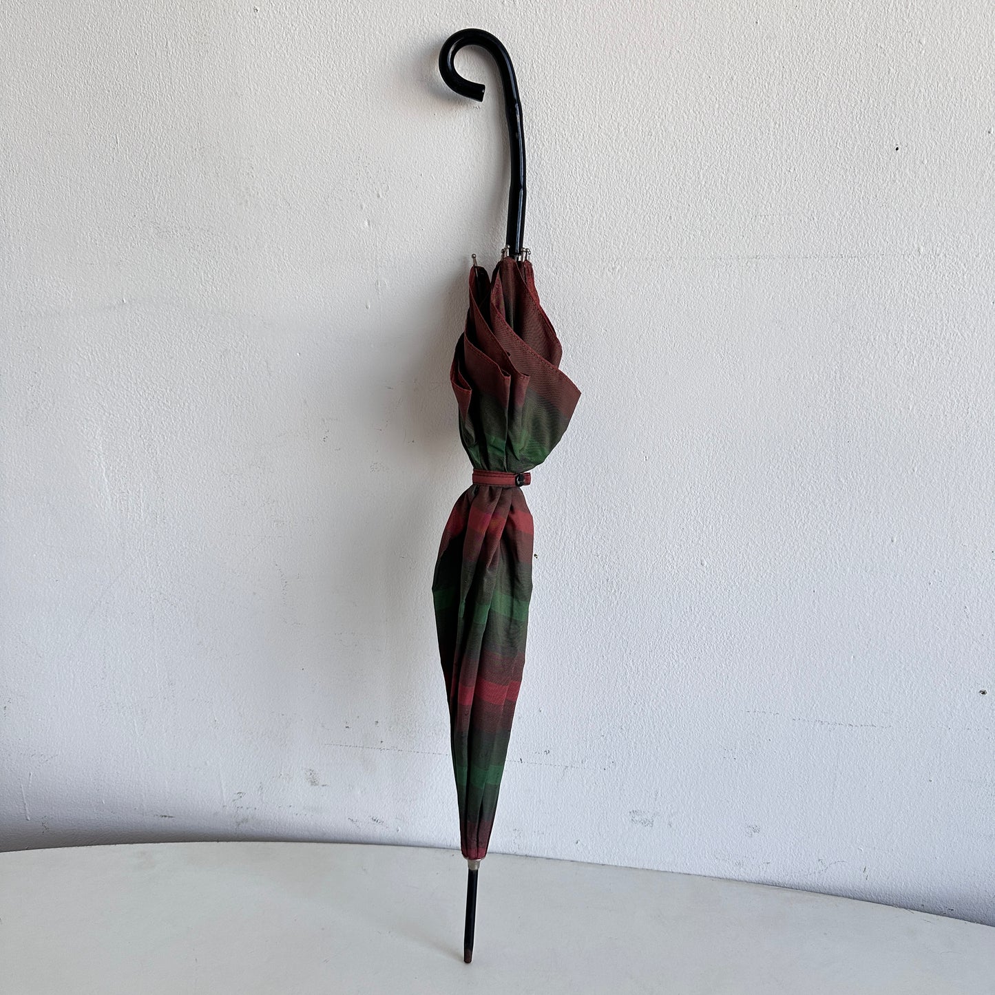 TR019 DISTRESSED RED & GREEN STRIPED UMBRELLA