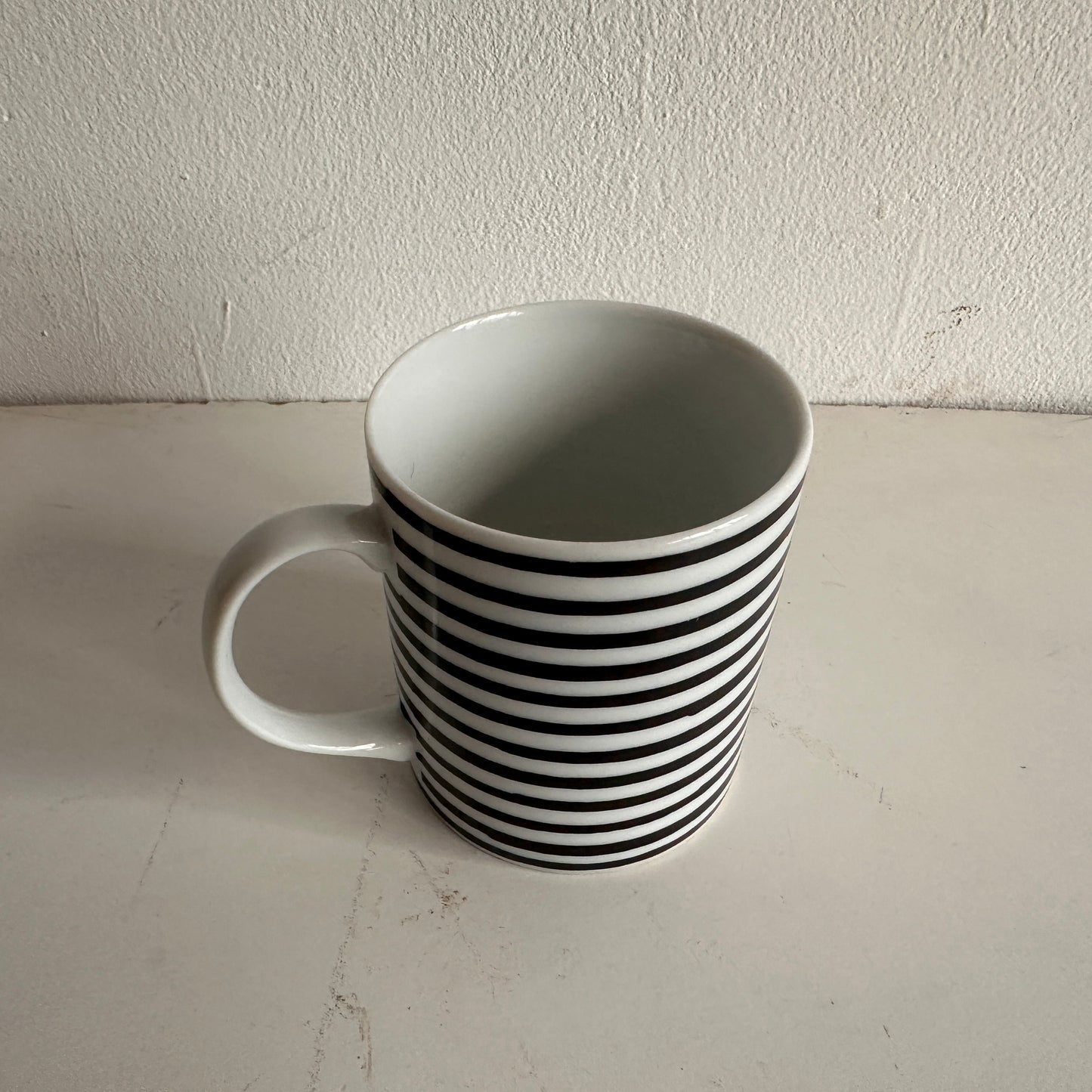 TT012 BLACK AND WHITE STRIPED COFFEE MUG