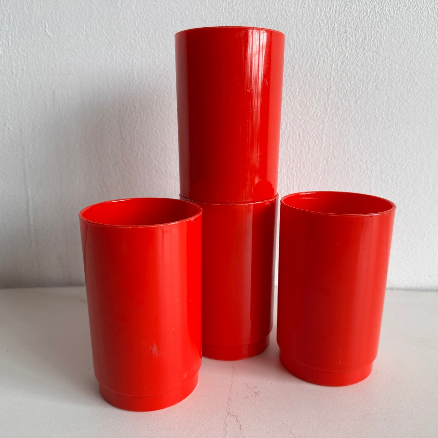 TT024 SET OF FOUR RED PLASTIC STACKING CUPS