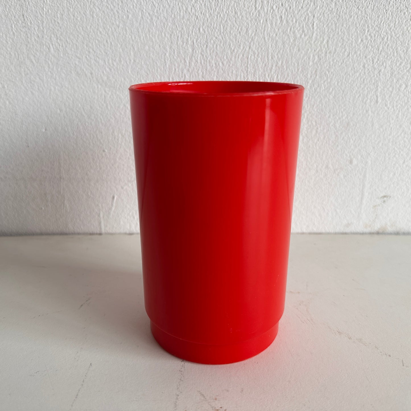 TT024 SET OF FOUR RED PLASTIC STACKING CUPS