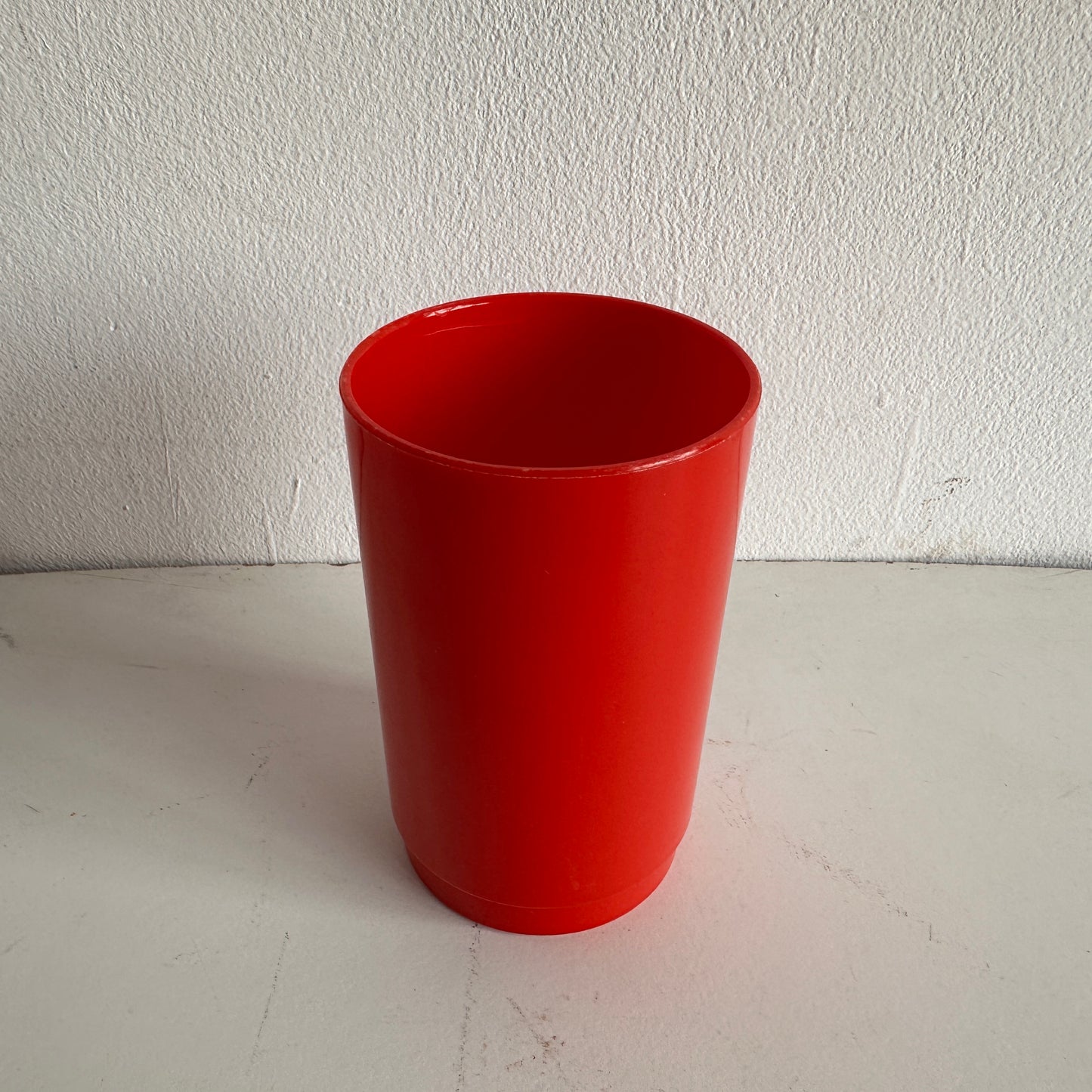 TT024 SET OF FOUR RED PLASTIC STACKING CUPS
