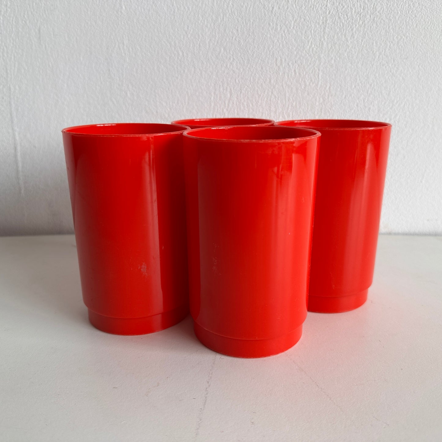 TT024 SET OF FOUR RED PLASTIC STACKING CUPS