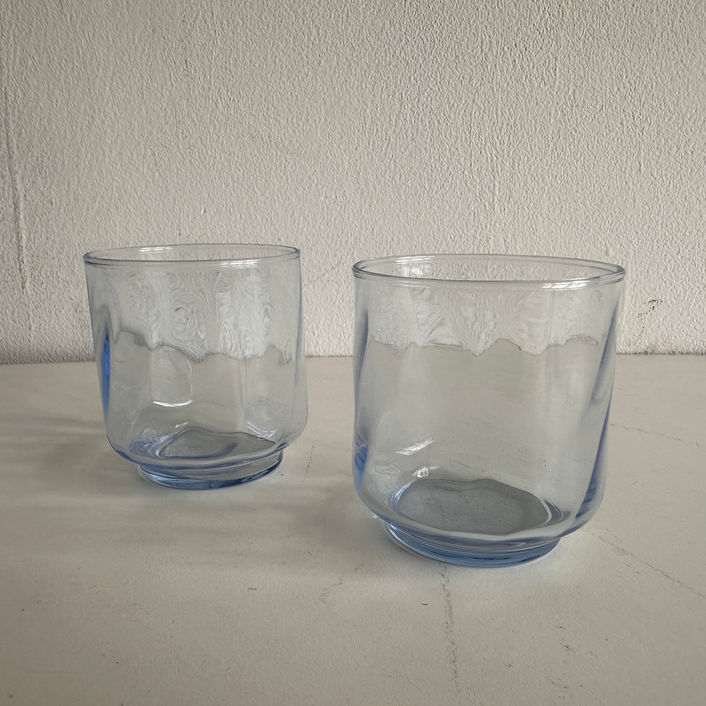 TT027 SET OF TWO BLUE TINTED SHORT WAVY GLASSES