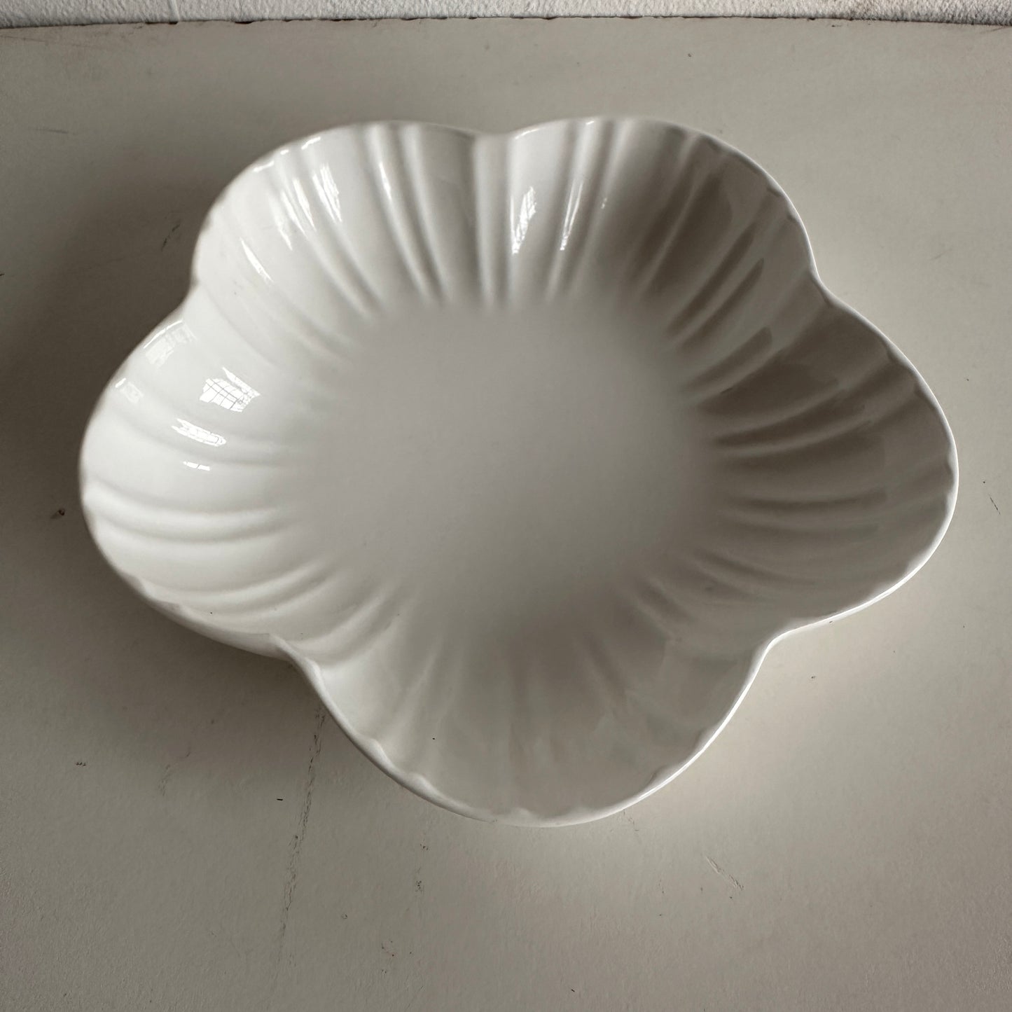 TT056 SET OF SIX CERAMIC PETAL PLATES