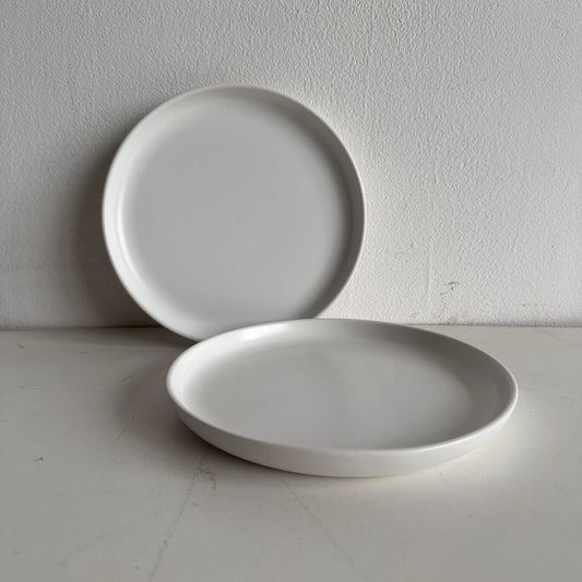 TT057 SET OF TWO SIMPLE WHITE MATTE CERAMIC PLATES