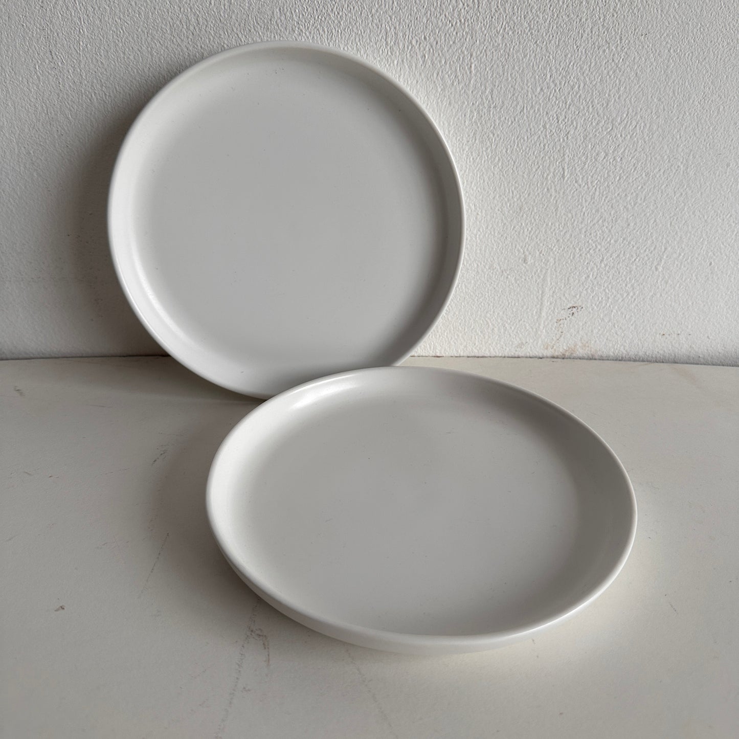TT057 SET OF TWO SIMPLE WHITE MATTE CERAMIC PLATES