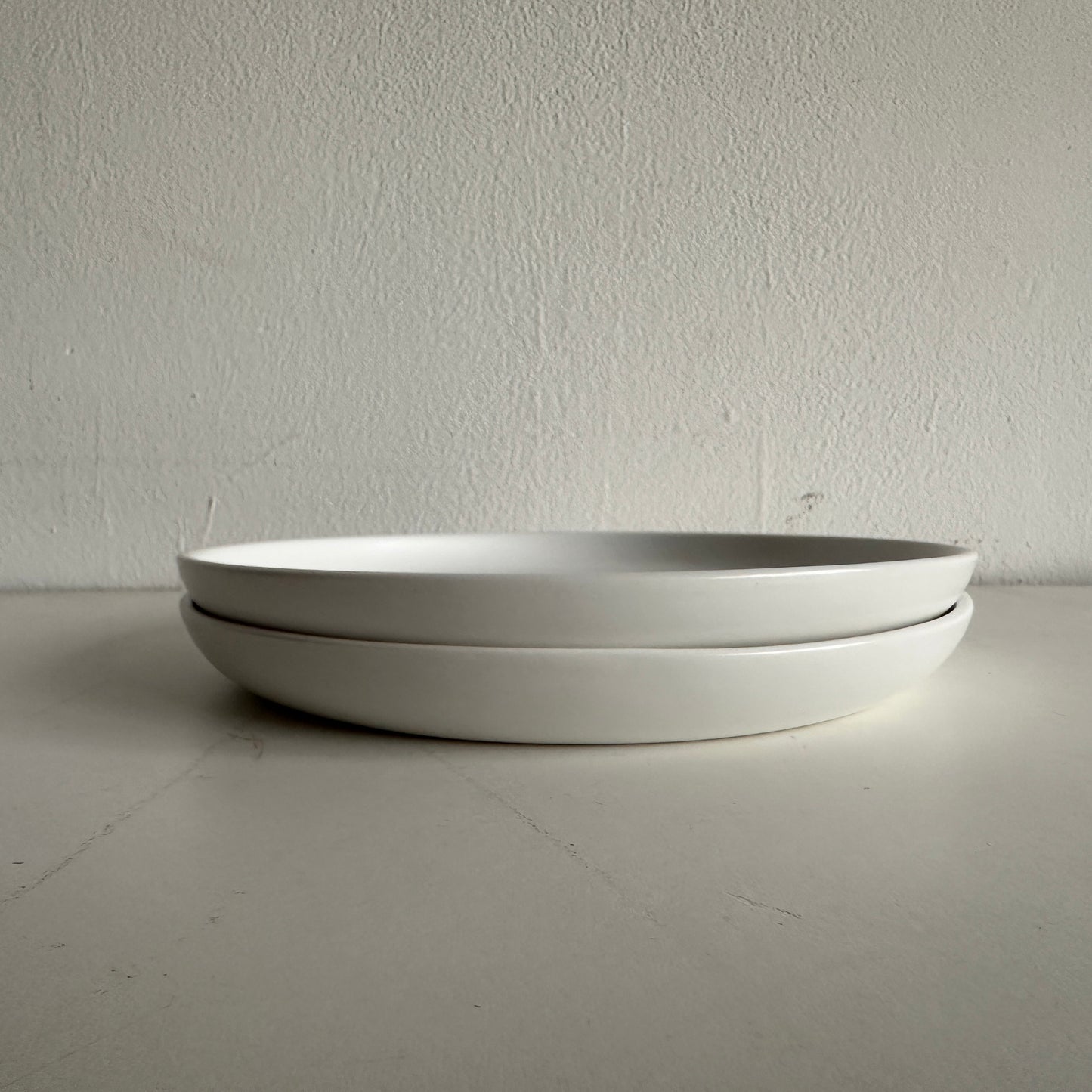 TT057 SET OF TWO SIMPLE WHITE MATTE CERAMIC PLATES