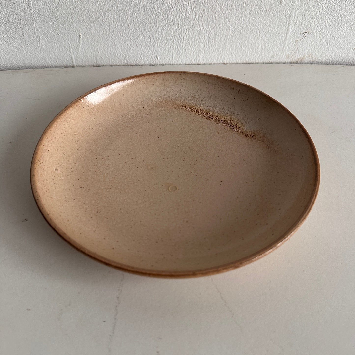 TT058 SET OF TWO TAN HANDMADE CERAMIC PLATES