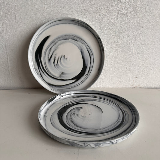 TT059 SET OF TWO CERAMIC BLACK AND WHITE MARBLED SWIRL PLATES