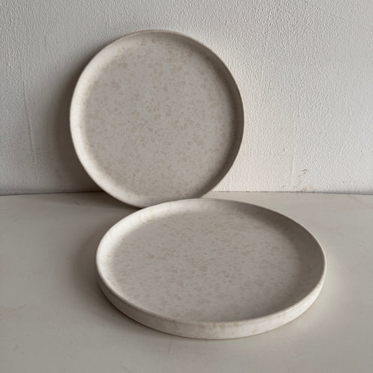 TT060 SET OF TWO WHITE CERAMIC PLATES WITH BEIGE TEXTURE