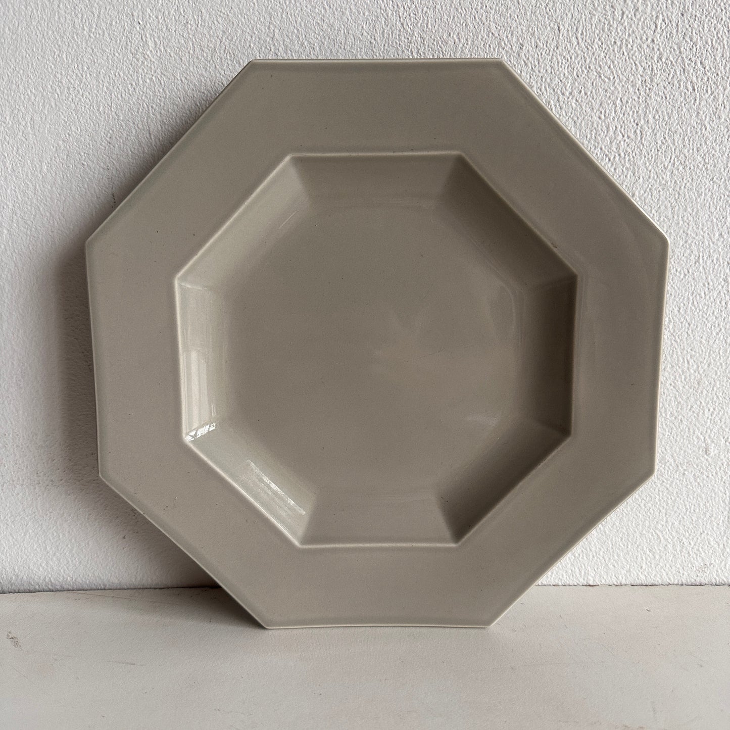TT061 SET OF THREE GREY OCTAGONAL PLATES