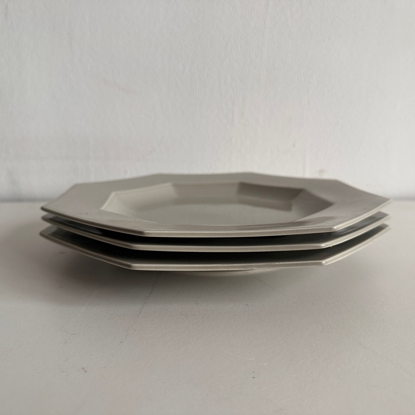 TT061 SET OF THREE GREY OCTAGONAL PLATES