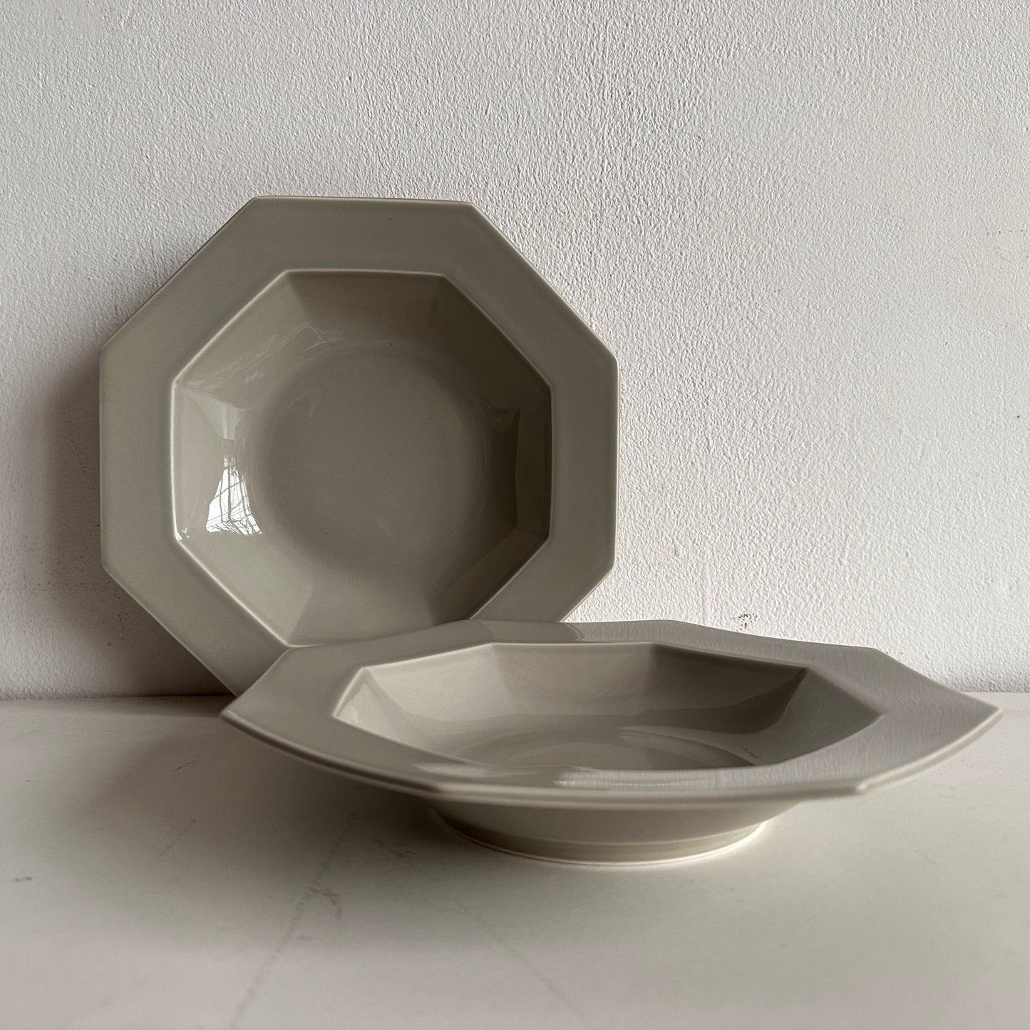 TT062 SET OF THREE GREY OCTAGONAL BOWLS