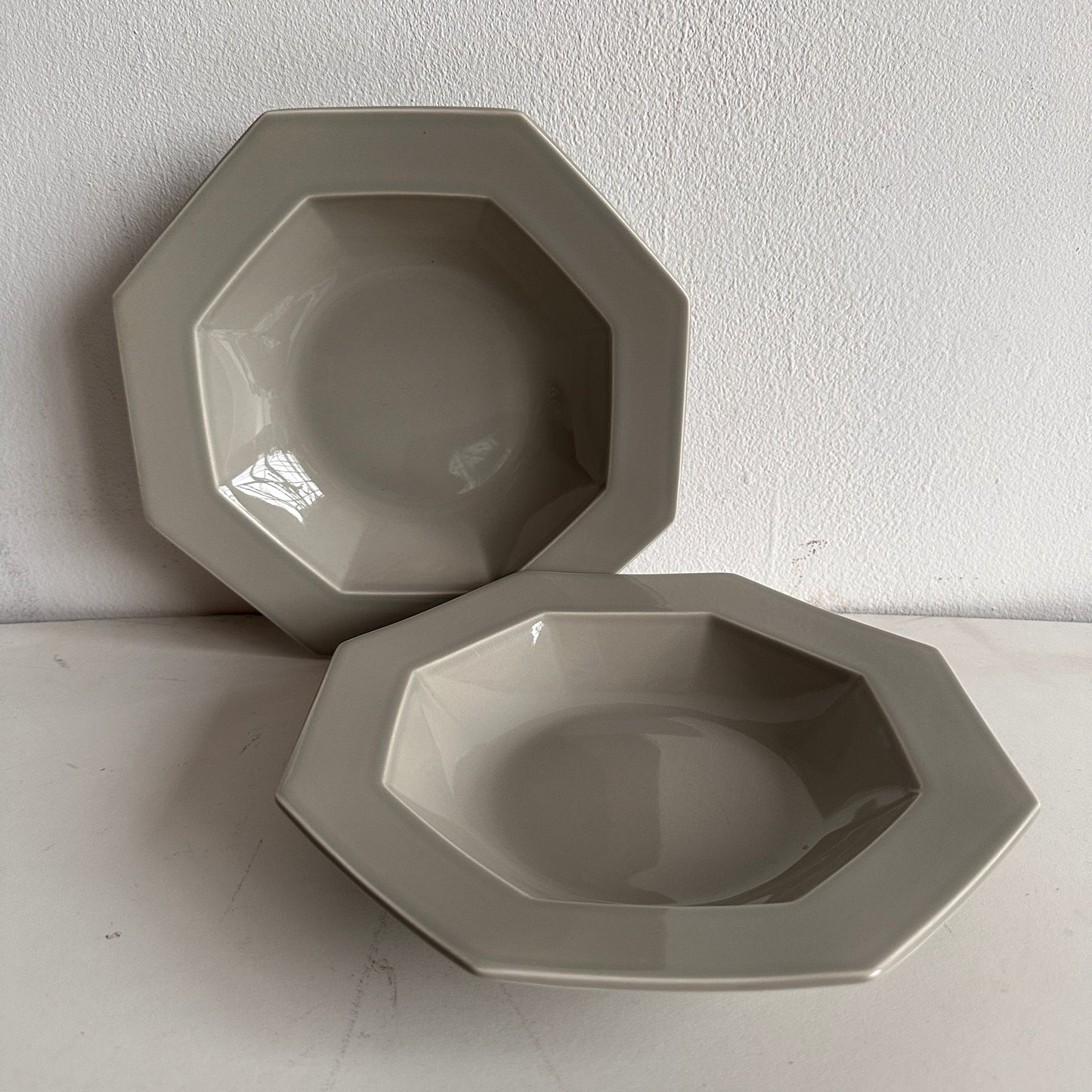TT062 SET OF THREE GREY OCTAGONAL BOWLS