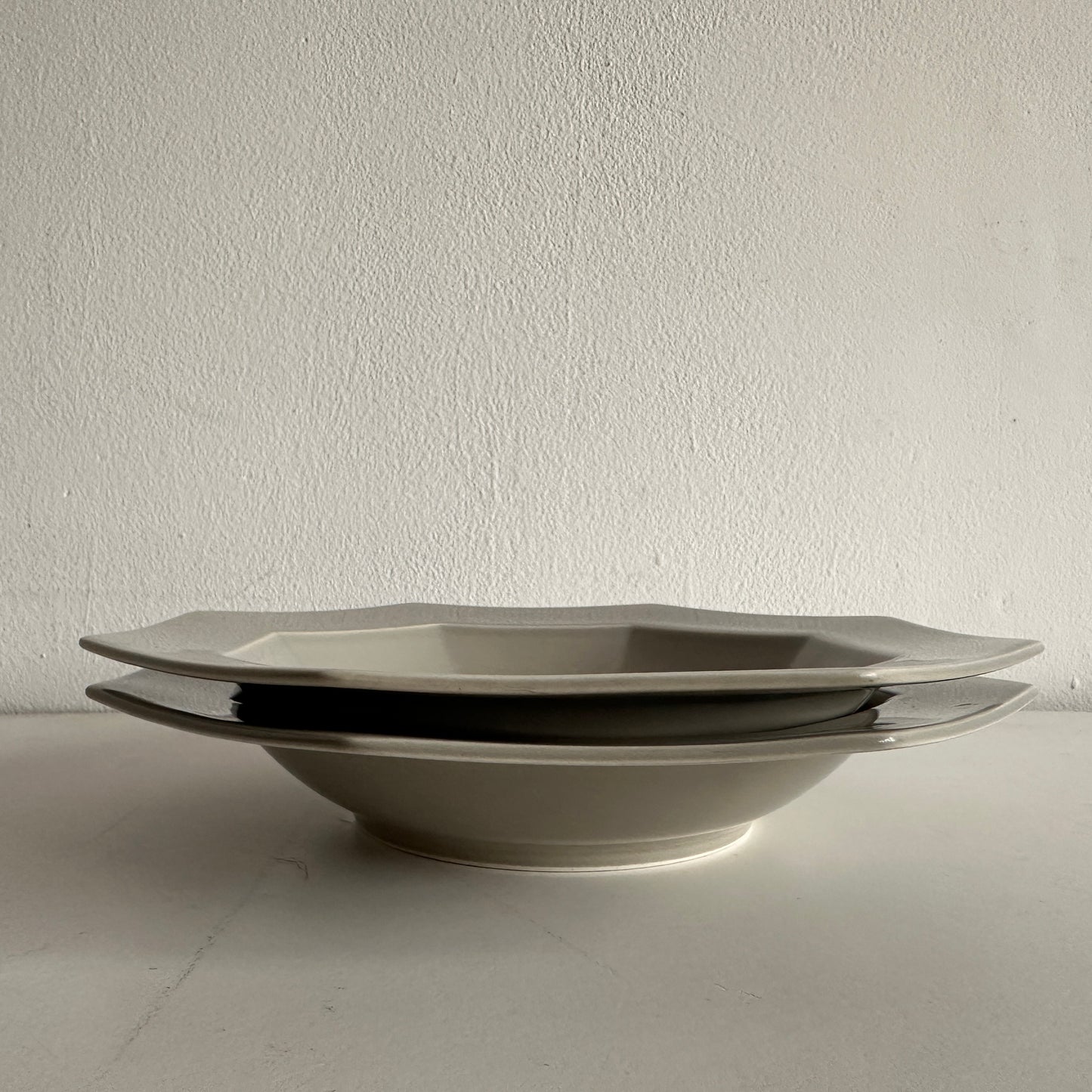 TT062 SET OF THREE GREY OCTAGONAL BOWLS